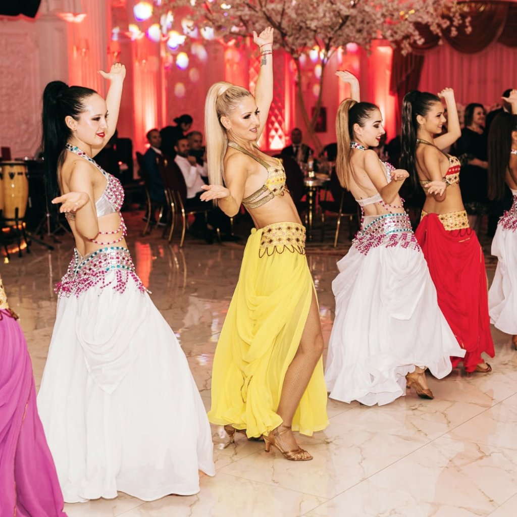 Cadru elegant de dans oriental, folosit pentru a ilustra diferenta dintre curs si show